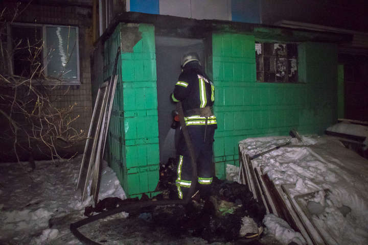 Безхатченки вночі влаштували пожежу в багатоповерхівці у Києві
