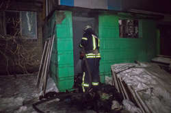 Безхатченки вночі влаштували пожежу в багатоповерхівці у Києві