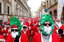 Беруть участь дорослі, діти і навіть тварини. Яскраві фото зі щорічних забігів Санта-Клаусів