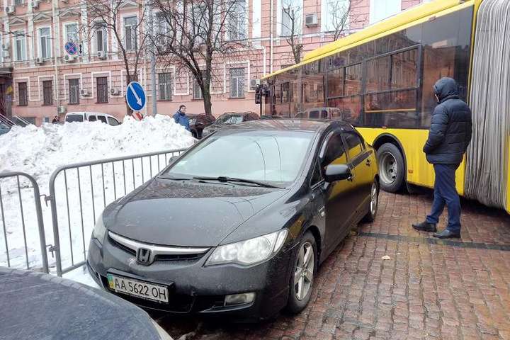 Центр Києва паралізований через «героя парковки» (фото)