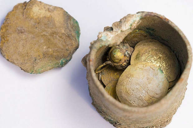 В Израиле нашли средневековые золотые монеты (фото)