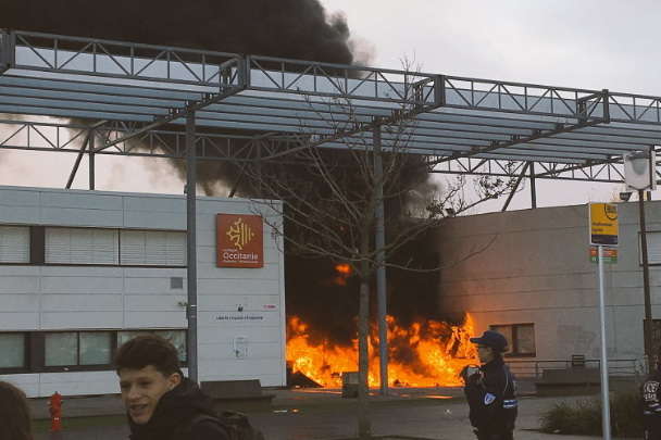 Протести у Франції: біля Тулузи школярі спалили ліцей 
