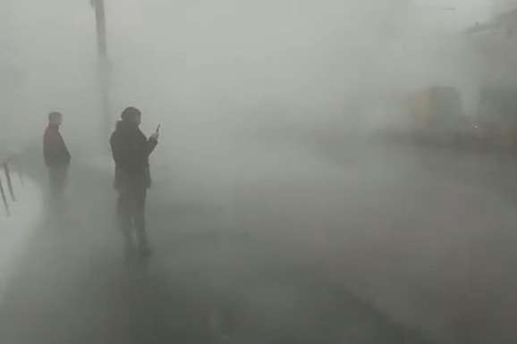 У Києві через прорив труби проспект затягнуло туманом
