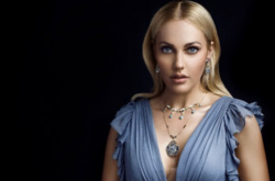 Актриса «Великолепного века» Мерьем Узерли похвасталась фигурой в шикарном платье