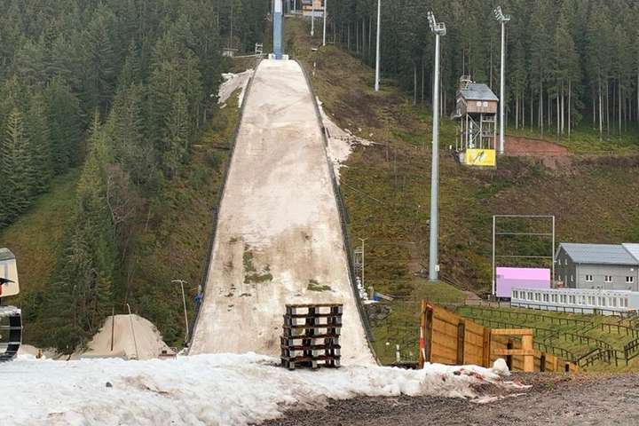 Етап Кубку світу зі стрибків з трампліну скасували через відсутність снігу