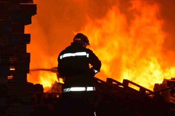 На Дніпропетровщині згорів двоповерховий будинок, загинув чоловік