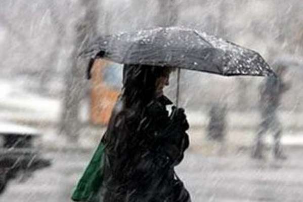 Дощ, сніг та ожеледиця: киянам сьогодні слід бути обережними