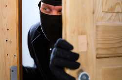 Зловмисники проникли у приватний будинок подружжя Єніних 