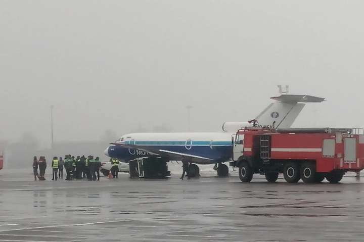 В аеропорту «Київ» літак не розминувся з генератором (фото)