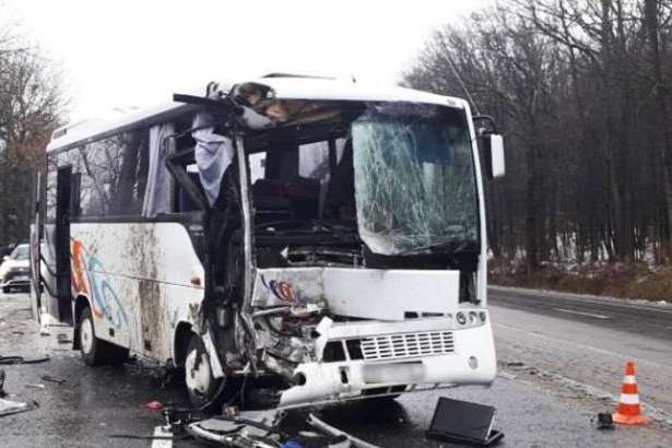 У Хмельницькій області пасажирський автобус зіштовхнувся з вантажівкою, є постраждалі