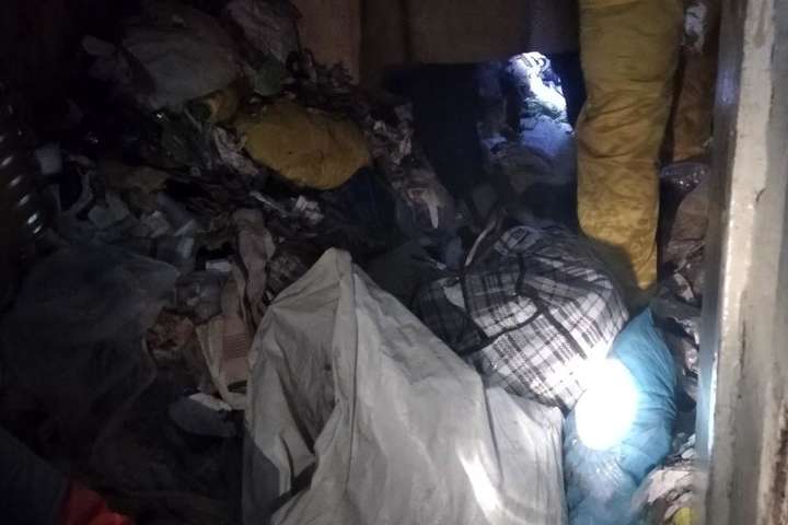 У заваленій мотлохом квартирі у Києві виявлено труп