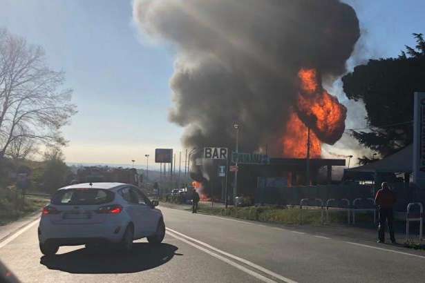 В Італії стався вибух на автомобільній заправці, постраждали 12 осіб
