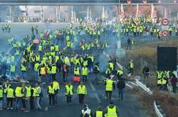 Історія «жовтих жилетів»: чим Макрон розлютив французів