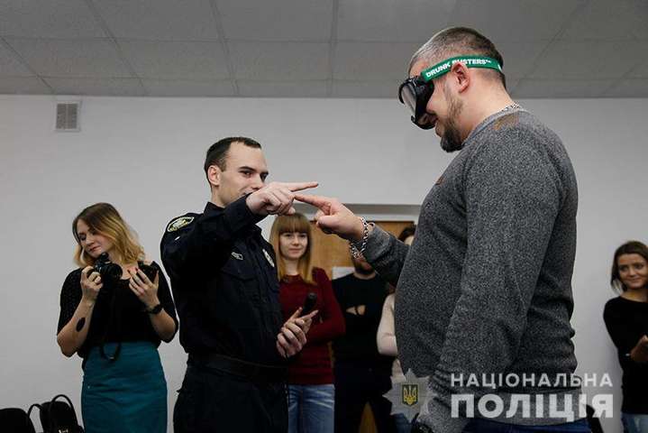Поліцейські у Хмельницькому презентували окуляри Drunk Busters, які імітують сп'яніння