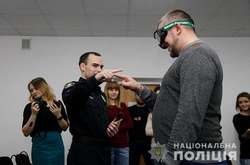 Поліцейські у Хмельницькому презентували окуляри Drunk Busters, які імітують сп'яніння