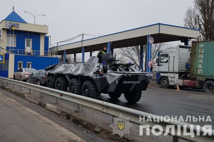 На въездах в Одессу блокпосты усилили бронетехникой
