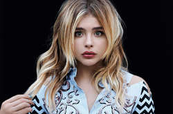 Папарацци застукали Хлою Морец и ее подругу в страстном поцелуе на улицах Малибу