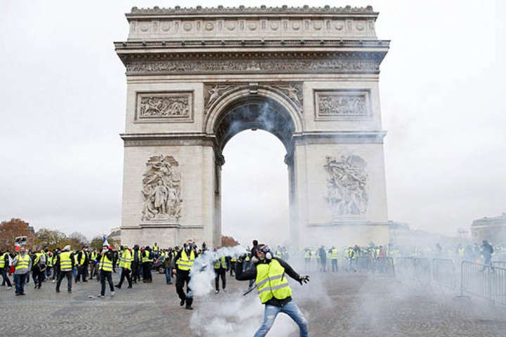 Повреждение Триумфальной арки: 13-ти протестующим предъявлены обвинения