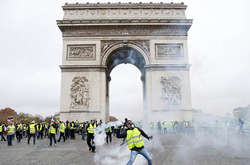 Повреждение Триумфальной арки: 13-ти протестующим предъявлены обвинения