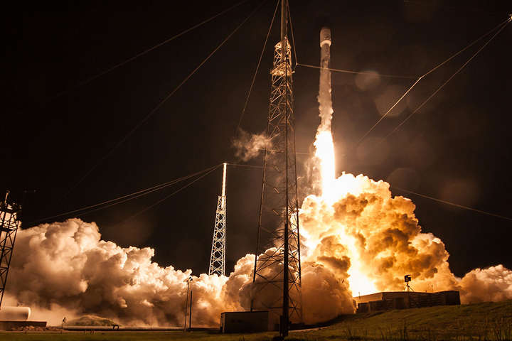 Перший ступінь ракети Falcon 9 через поломку приземлився в океан