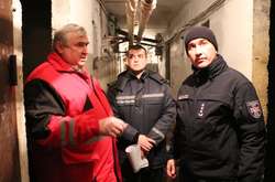  Співробітники ДСНС разом з представниками органів місцевої влади спускаються в підземний простір столиці для огляду місць укриття 