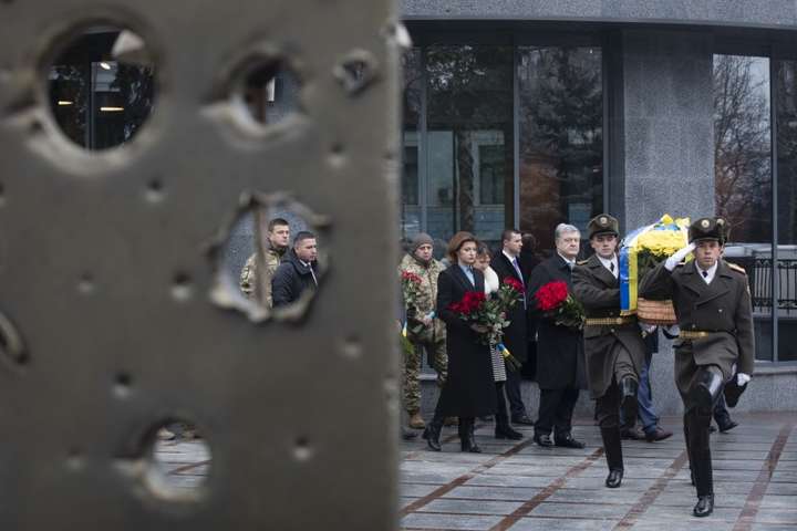 Порошенко з дружиною вшанували пам’ять загиблих українських воїнів (фото)