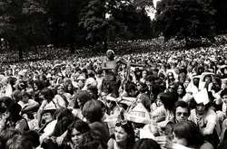 Займайтеся коханням, а не війною. Унікальні фото британських хіппі 1960-х років