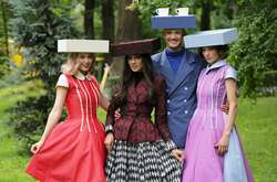 Дефиле в стиле «Алисы в стране чудес»: участникам проекта «Топ-модель по-украински» одели сервизы на головы