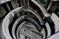 Как выглядит восьмиэтажный китайский отель, сквозь который ездят автобусы. Фотогалерея