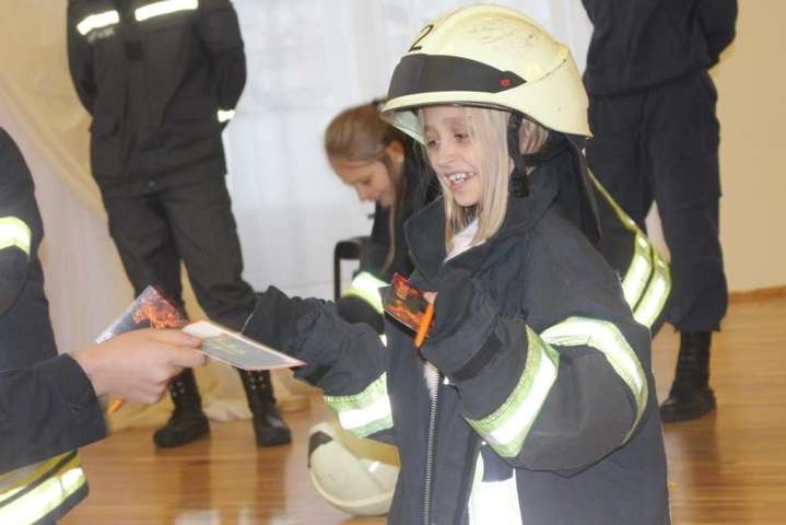 Столичні рятувальники розповіли школярам про вибухонебезпечні предмети