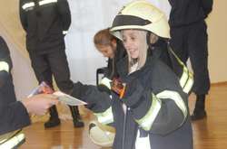 Рятувальники знову пересвідчилися, що найбільше захоплення у дітей викликає демонстрація бойового одягу рятувальників