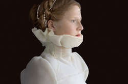 Сьюзан Йонгманс создал одежду эпохи Возрождения из утилизированной упаковки