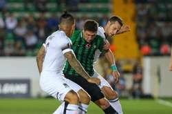 Євген Селезньов (у зелено-чорній формі)