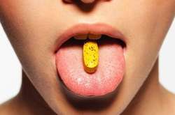 Медики назвали шесть напитков, которыми опасно запивать лекарства