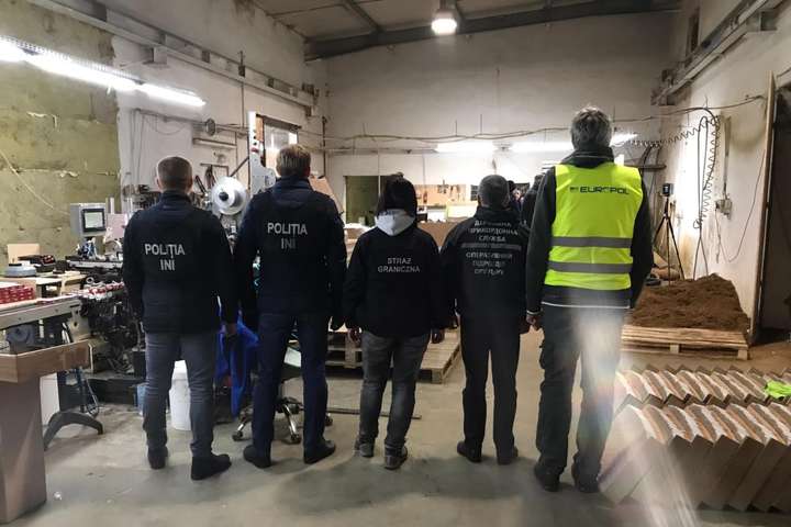 На фабриці працювали дев'ять громадян України - У Польщі виявили підпільну тютюнову фабрику з українським персоналом