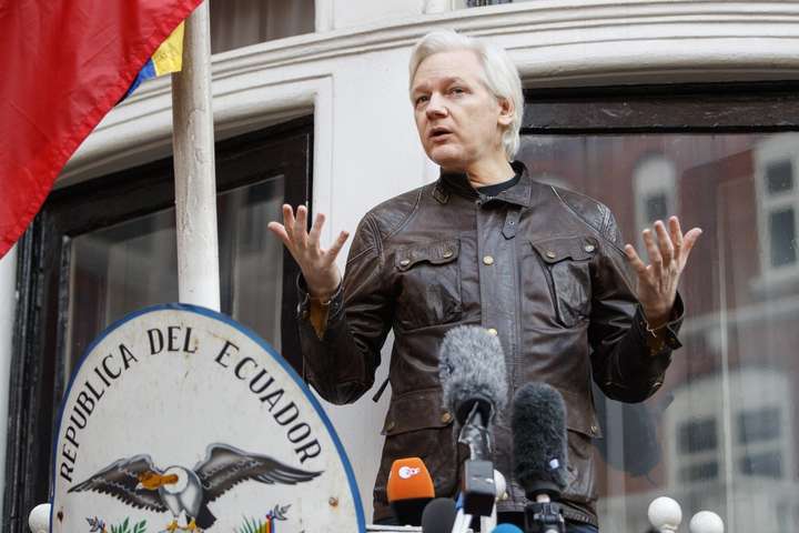 Президент Еквадору заявив, що засновник WikiLeaks може залишити посоль