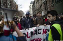 У багатьох містах демонстрації переросли в безлади і зіткнення з поліцією, внаслідок чого були затримані близько 700 старшокласників