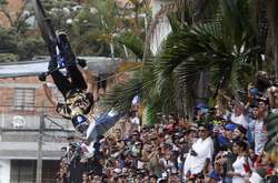 Самая длинная городская гонка в мире. Яркие фото с соревнований экстремалов в Колумбии