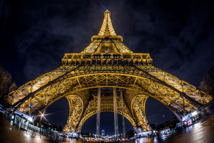 В Париже закроют Эйфелеву башню и Лувр из-за протестов