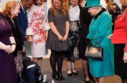 Переволновался и уполз: маленький мальчик сбежал со встречи с королевой Елизаветой II