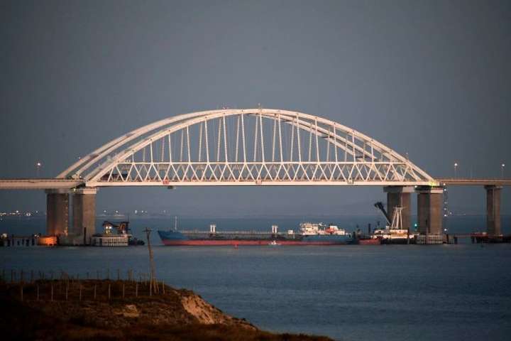 У Росії пригрозили, що українські кораблі будуть проходити Керченську протоку у «гамівній сорочці»