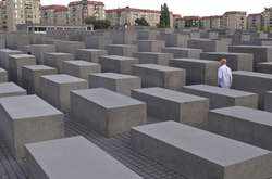 Пользователи сети набросились на британскую модель из-за селфи возле мемориала жертвам Холокоста