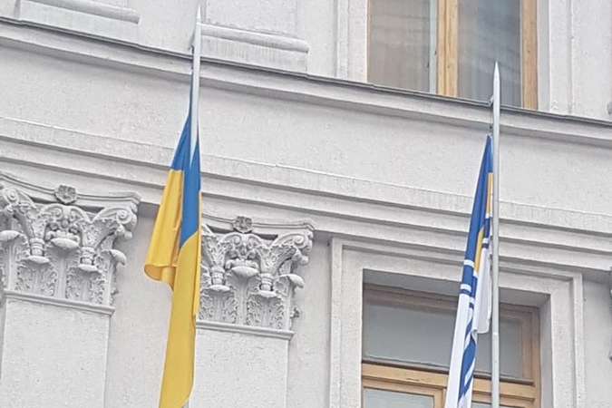 Возле МИД в знак поддержки пленных моряков подняли флаг ВМС Украины