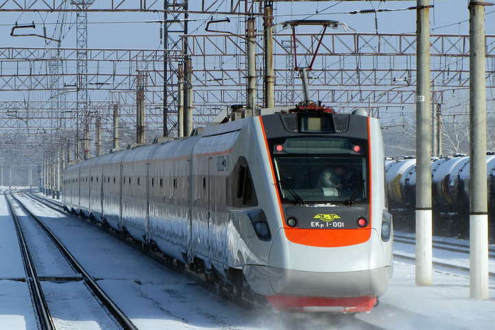 «Укрзализныця» назначила пять дополнительных поездов на зимние праздники