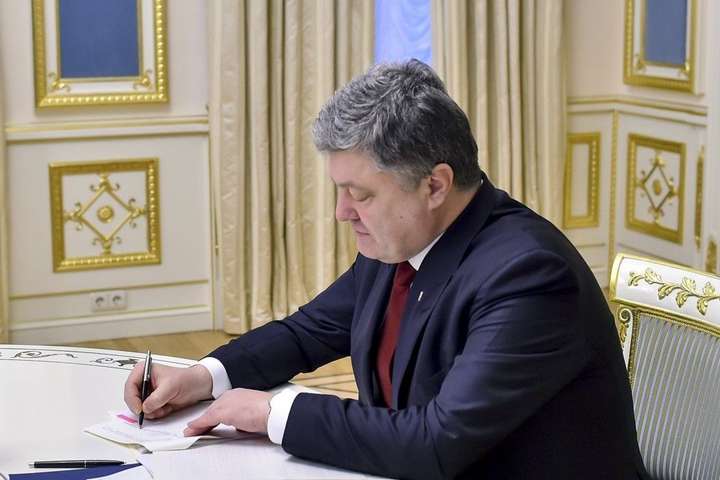 Порошенко звільнив посла України в чотирьох країнах