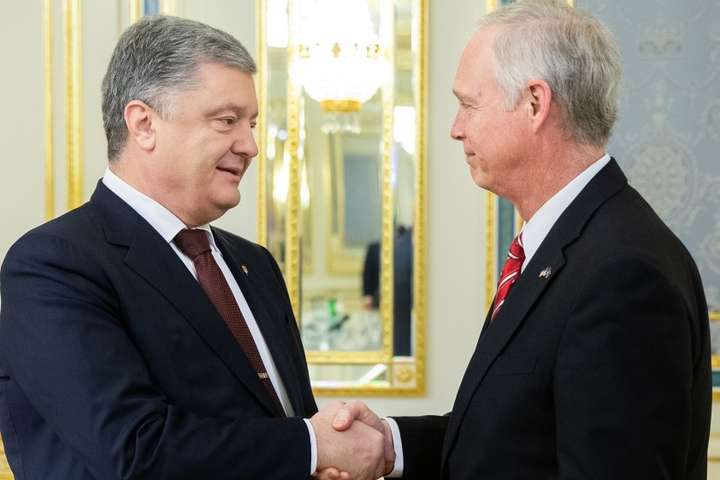 Порошенко обговорив із сенатором США звільнення українських моряків із полону РФ