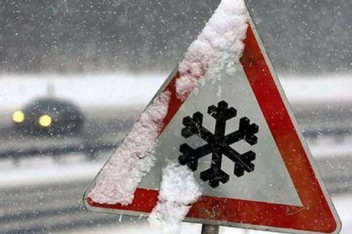 Погода в Україні на вихідні: сніг, дощ і ожеледиця