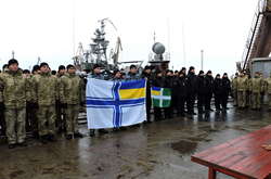 Військові в Маріуполі підтримали полонених українських моряків