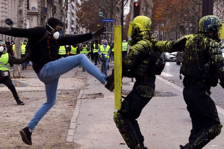 Масові протести у Парижі: 1385 затриманих та 135 поранених
