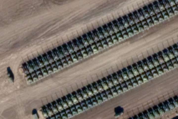 Супутникові знімки зафіксували сотні російських танків біля кордону з Україною